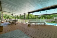 Beautiful Cozy Pool Oasis, 3/2 Heated Pool Home, Fenced, Pet Friendly, King Bed - 4-Star