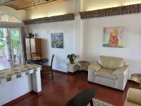 Spacious one bedroom oceanfront apartment - Homestays