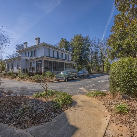Heart of Athens! Beautiful Townhouse, 15 Minute Walk to Stadium, Downtown.