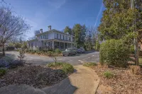 Heart of Athens! Beautiful Townhouse, 15 Minute Walk to Stadium, Downtown.