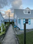Pa Willie’s - Locally owned historic cottage conveniently located with dock. Отели в г. 