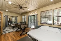 *NEW* Pine Grove Hideaway - family friendly only 1.5 Miles to the lake - Chalets