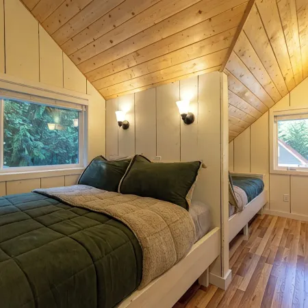 Woods and Wakes Retreat• Hot Tub & Lake Views