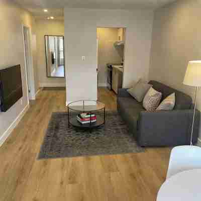Stylish 2 Bedroom Apartment w/ Outdoor Balcony | Port Credit by the Lake. Others