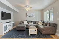 Lots of extras! Pickleball, corn hole, ping pong table, beach toys! - Wifi