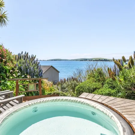 Romantic Waterfront/Fire Pit/Hot Tub/Mins. to Beaches & Restaurants/Pet Friendly