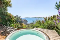 Romantic Waterfront/Fire Pit/Hot Tub/Mins. to Beaches & Restaurants/Pet Friendly - 4つ星