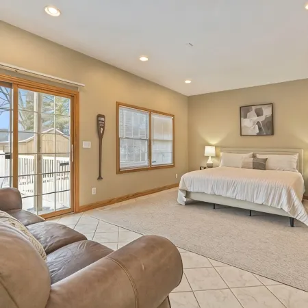 Lakefront W/ Private Beach, Pool, Hot Tub, Golf Simulator, Projector, Bar & more