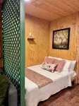 Private Romantic Woodland Getaway- Sauna, Hot Tub, Outdoor Culinary Bar, Gardens - Chalets