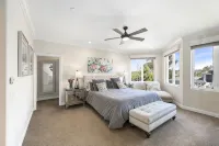 Spacious Village Beach House. Private Rooftop Deck. Walk to Beaches and Shops. - 4 étoiles