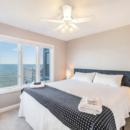 Lakefront Lux Home, Min to Downtown, Scenic View