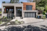 ULTRA LUXE Lafayette Modern House Brand NEW - 4 stjerner