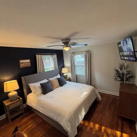 2 Bedroom, 1 Bath, Remodeled 1945 Cottage, 1000sq.ft. Two New Lux King Size Beds