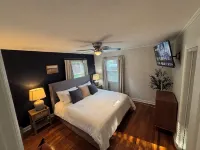 2 Bedroom, 1 Bath, Remodeled 1945 Cottage, 1000sq.ft. Two New Lux King Size Beds - 3-Star