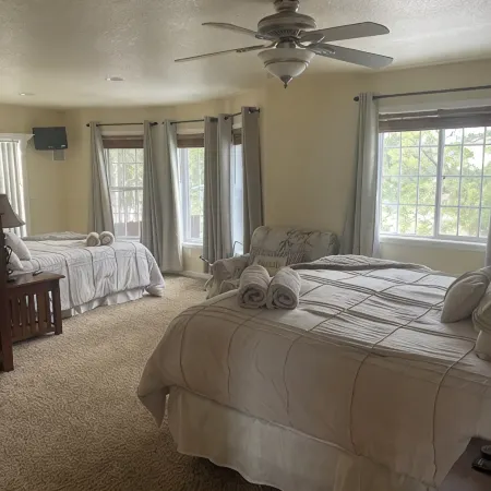 7 Bedroom Spacious Lead Home with Game Room and Hot Tub Hotele w: Lead