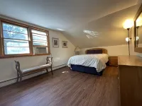 Lake Front home, dock w/2 kayaks, firepit, grill, pedal boat. Lv2 EV charger -  Privatzimmer