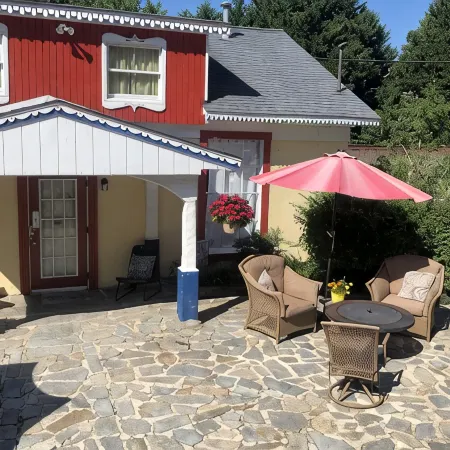 Private 3 room Queen Suite w/Kitchenette