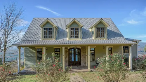 Charming 3-bedroom house, breathtaking views, Hot Tub, W/D Game Room - 5-Star