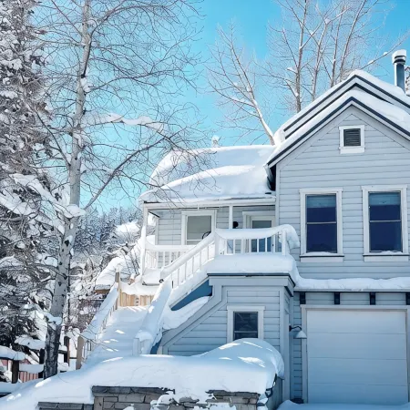 Charming Cottage steps to restaurants, shops & slopes
