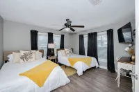 The Blue Bungalow- A NEW Listing!! - 방갈로