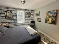 Directly across from the Old Jail, historical & surreal, ground floor 2 bedroom - 4-Star