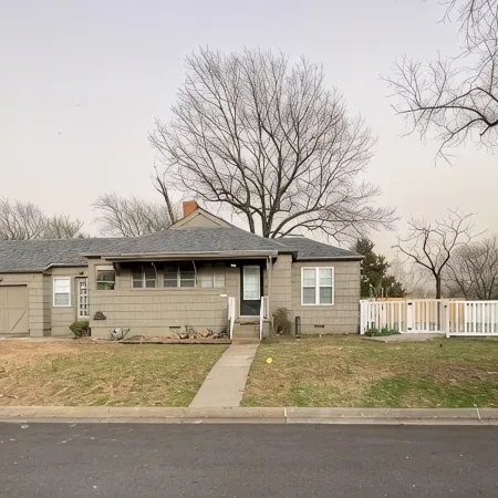 Spacious Midtown 4 bedroom, 3 bath house with private yard. Close to Expo Center