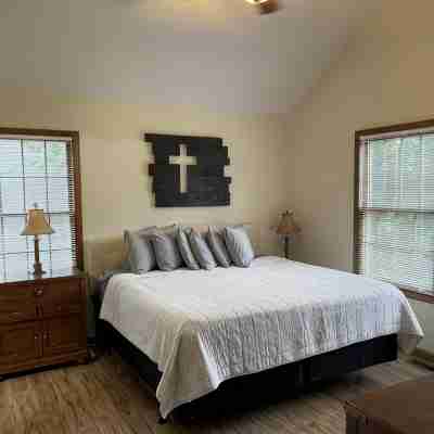Sensational Sunrise Views overlooking golf course w/ incredible mountain views! Rooms