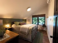 Cozy Loft Retreat with Lake Views and Access. Hotels in Mecosta County