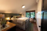 Cozy Loft Retreat with Lake Views and Access. - Homestays