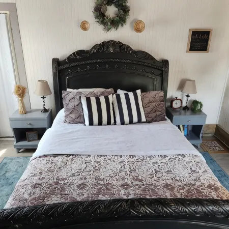 Enjoy the top floor of this victorian house With two suites & a bonus bedroom