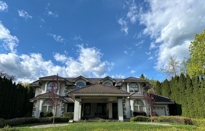 South Sandpoint Estate: Pool, Covered Spa, Theater & Walk to Downtown