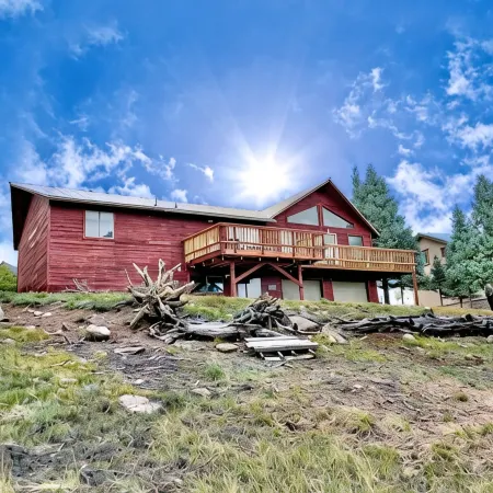 INDEP.CLOSE TO SKI/REMODELED CHALET ON XL LOT W VIEWS OF SKI RESORT &MOUNTAINS