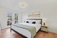 Yard w/ fire pit & grill, king bed, light filled - ブティック