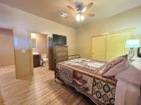 Brand New House Right on Allen St one Block from the Birdcage - Wifi