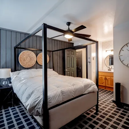 Carpenter Cottage - Renovated condo across from pond