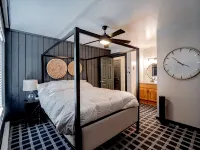 Carpenter Cottage - Renovated condo across from pond - Balkoner