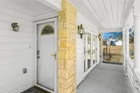 Charming, Hill Country Small-town Suite, Centrally located. - 3-Star