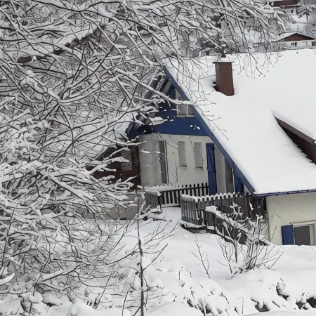 Independent apartment in house facing south over the lake
