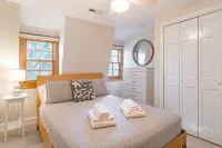 Spacious Getaway Close to Newport & Beaches - balcony