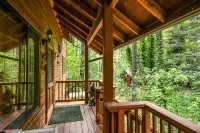 Cozy Cabin Nestled in the Heart of Oak Creek, minutes from trails - 샬레 호텔