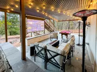 Mountain Cabin w/ Gorgeous Forest Lounge & Hot Tub - Chalets