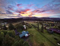 2 Private Cabins on an Secluded Acre, Walk to Restaurants, Fully Fenced - Wifi