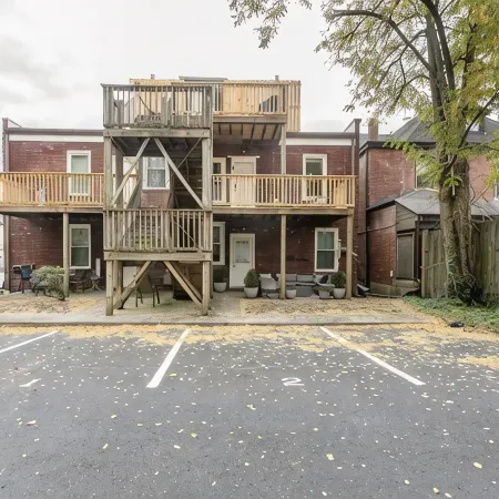 Newly Renovated 2BR Apartment w/ Free Parking in Downtown