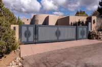 NEW ON VRBO!  El Camino  Stunning home Dale Ball trails Santa Fe Ski Area Forest - Jacuzzi