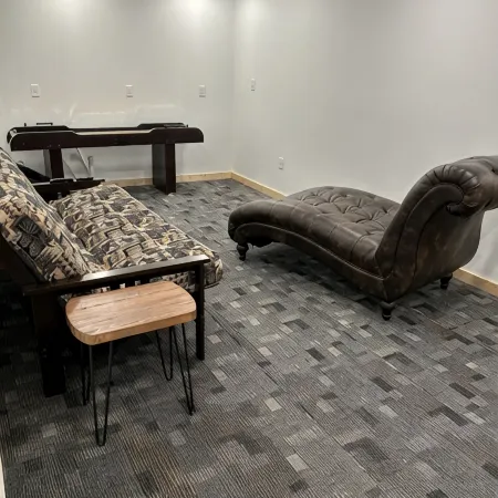 Spacious cabin minutes from recreational trails & Round Lake
