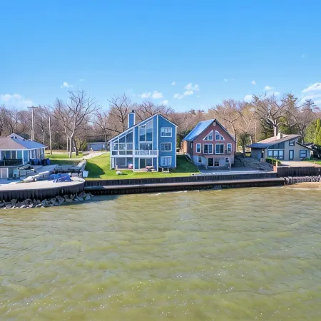 Lakefront Lux Home, Min to Downtown, Scenic View