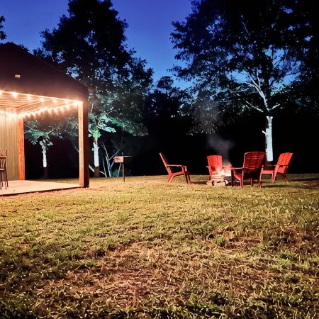 Cozy cabin w/ private pond & firepit. 3 miles to lake & 12 to Crater of Diamonds