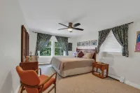 Sunny Waterfront Family Friendly Little Sebago Home - Homestays