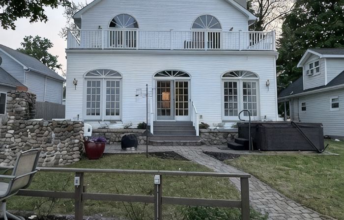 Lakefront 9 bedroom house sleeps 21+