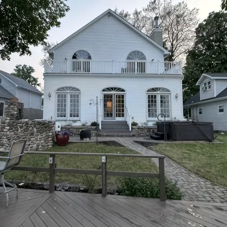 Lakefront 9 bedroom house sleeps 21+